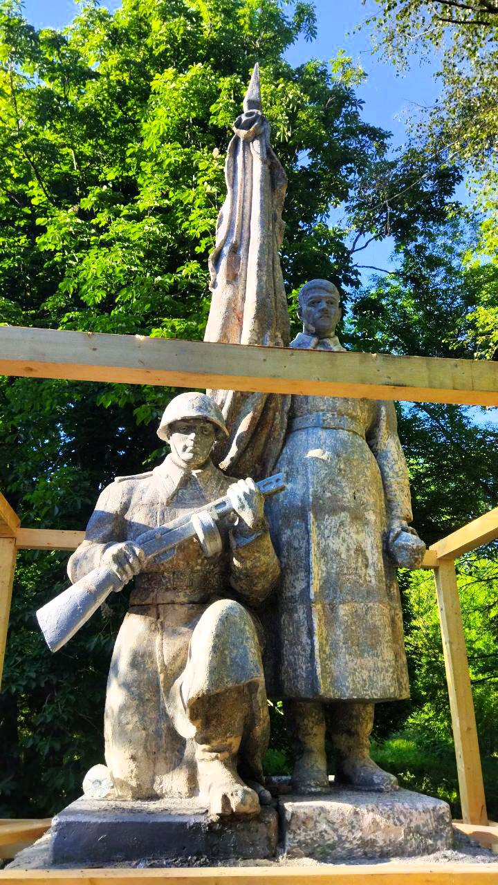 Работы на Мемориале в п.г.т Штеровка идут полным ходом!