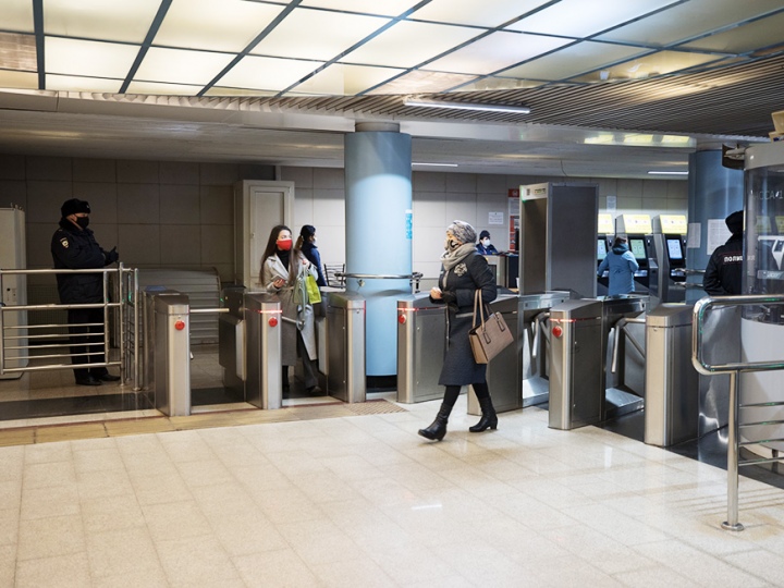 Более 1000 запрещенных предметов при досмотре было выявлено в метро Казани с начала 2023 года.