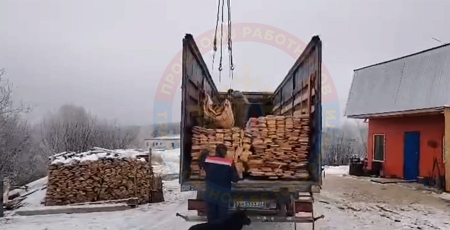 Бревна и пиломатериалы для оборудования позиций доставлены для бойцов в зону СВО