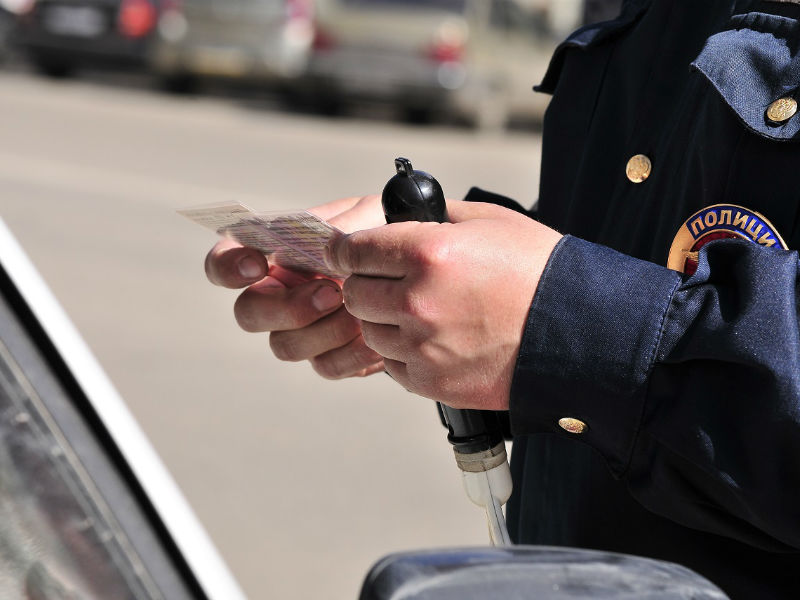 Право водителя не отдавать водительские права при остановке ГИБДД