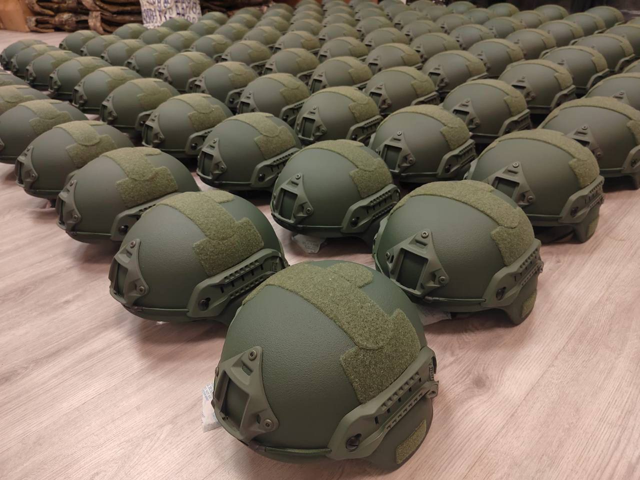 Партия усиленных защитных шлемов Бр2 из кевлара