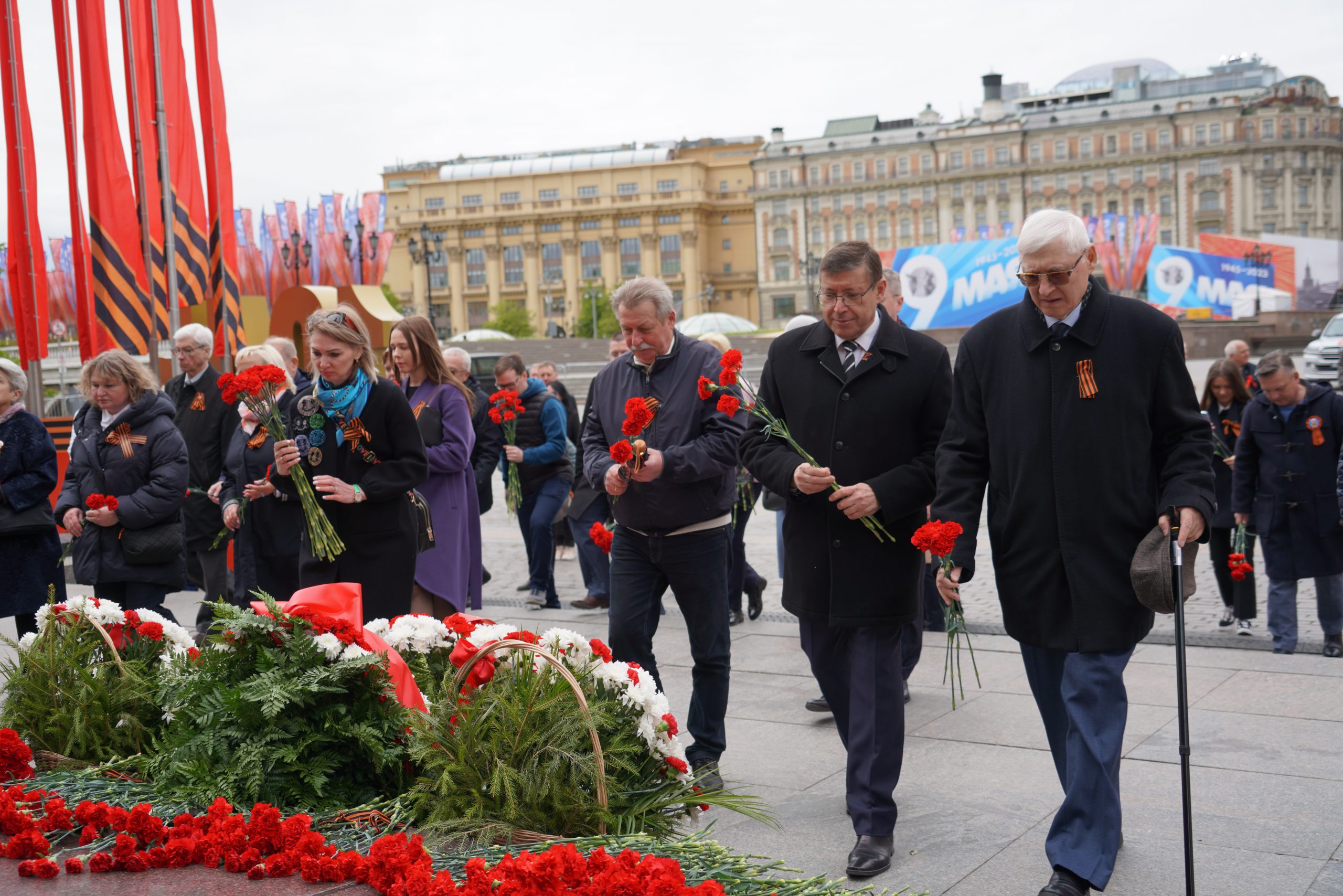 Представители Федерации Независимых Профсоюзов России возложили цветы к мемориалам, посвященным Великой Отечественной.